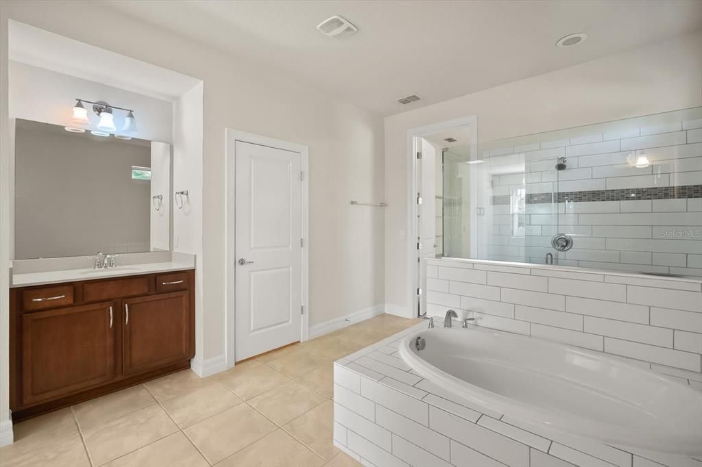 For Sale: $850,000 (3 beds, 3 baths, 2814 Square Feet)