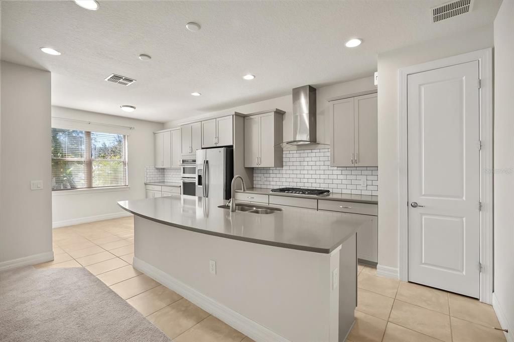 For Sale: $850,000 (3 beds, 3 baths, 2814 Square Feet)