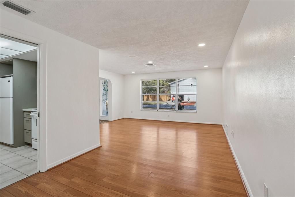 For Rent: $2,800 (4 beds, 2 baths, 1968 Square Feet)