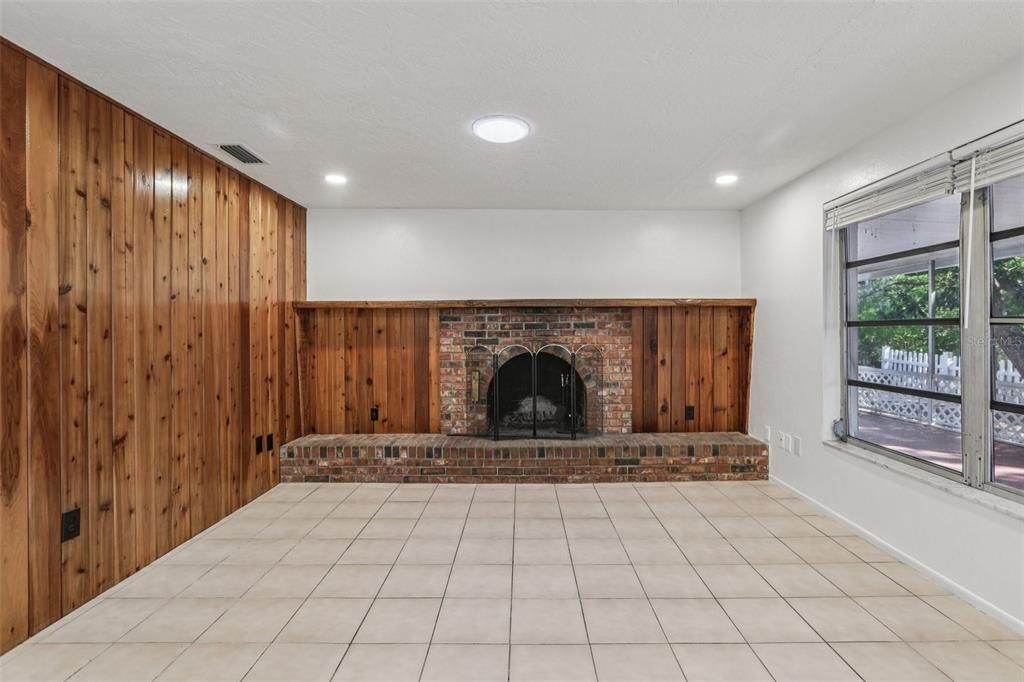 For Rent: $2,800 (4 beds, 2 baths, 1968 Square Feet)