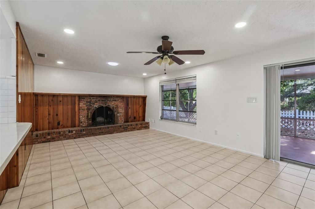 For Rent: $2,800 (4 beds, 2 baths, 1968 Square Feet)