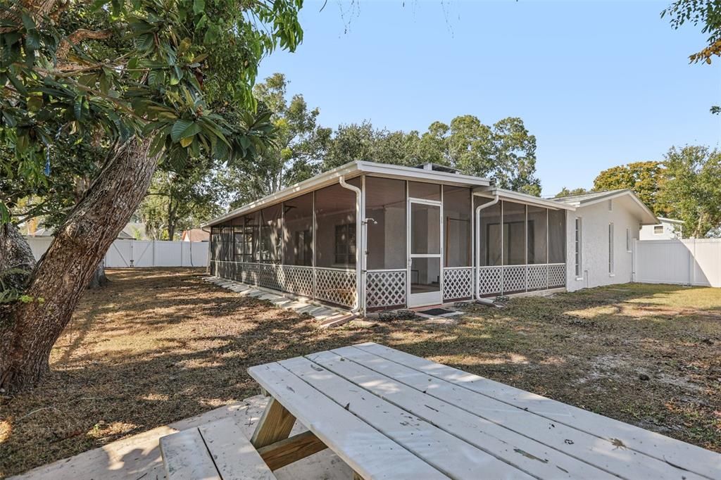 For Rent: $2,800 (4 beds, 2 baths, 1968 Square Feet)