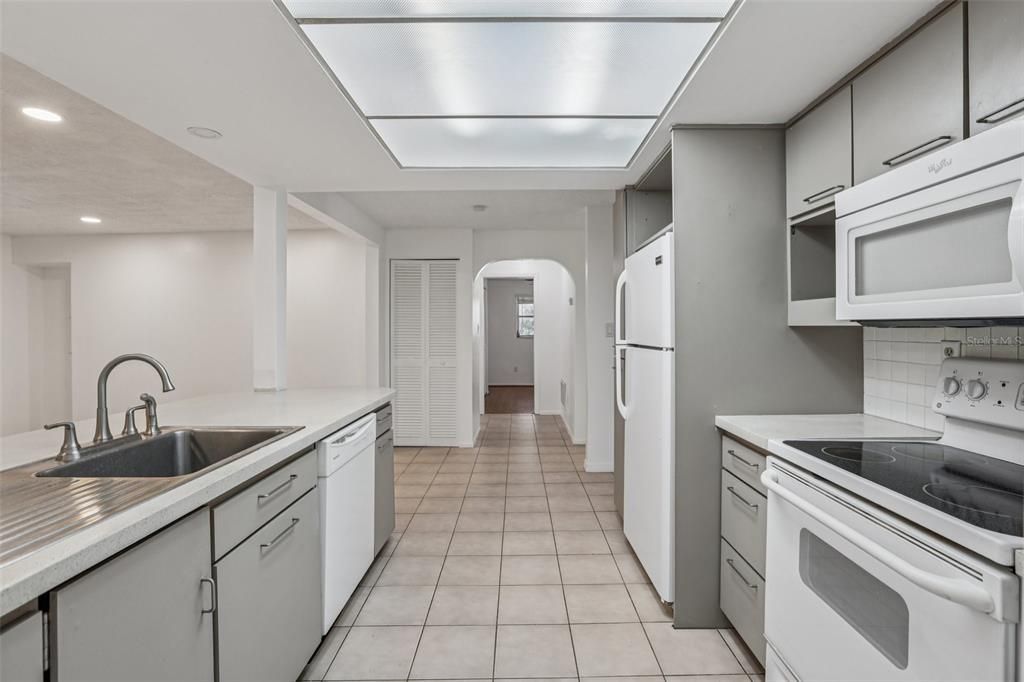 For Rent: $2,800 (4 beds, 2 baths, 1968 Square Feet)