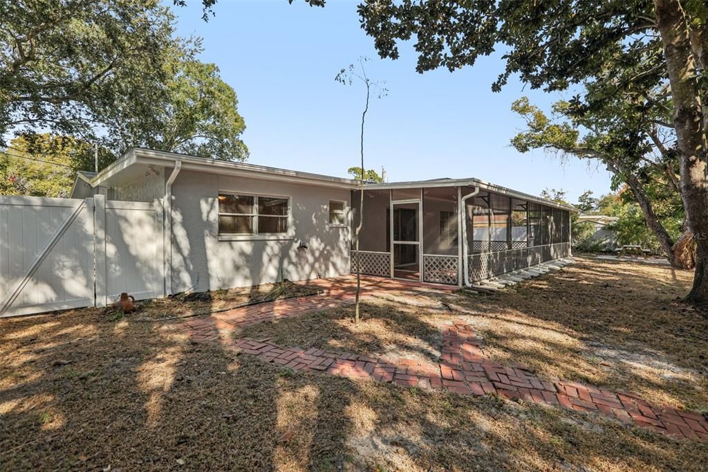 For Rent: $2,800 (4 beds, 2 baths, 1968 Square Feet)