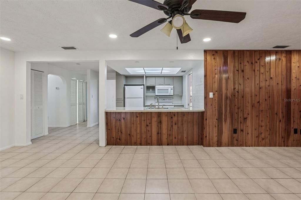 For Rent: $2,800 (4 beds, 2 baths, 1968 Square Feet)