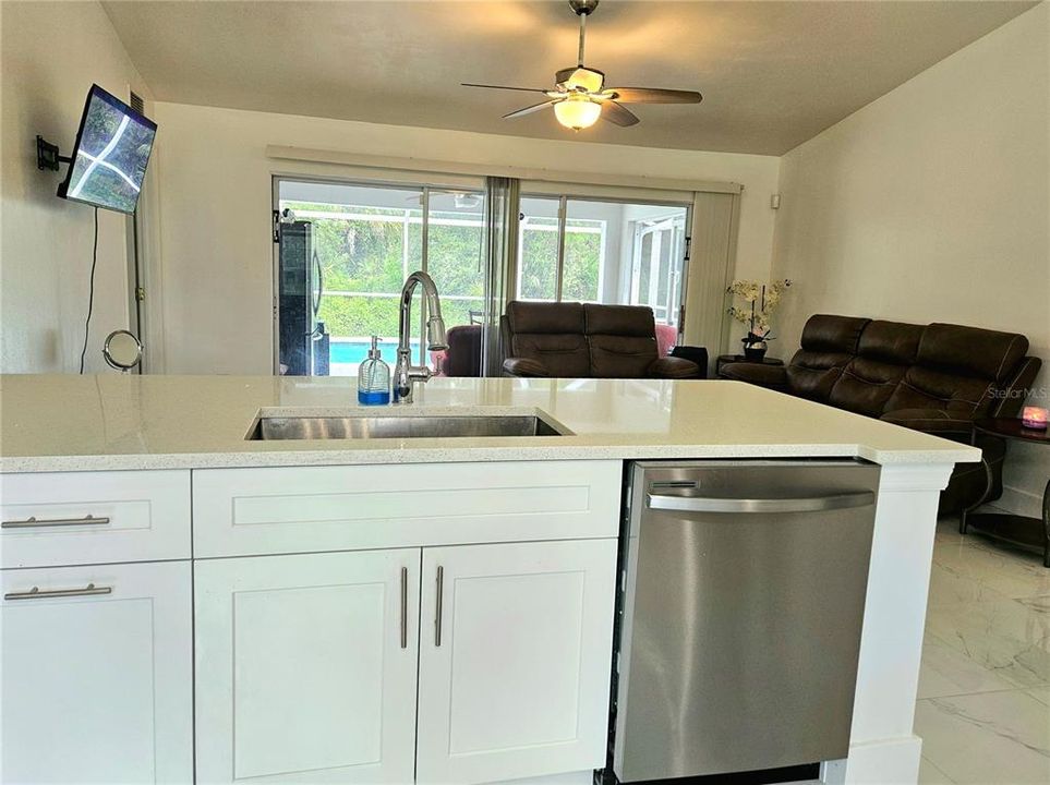 For Sale: $330,000 (3 beds, 2 baths, 1274 Square Feet)