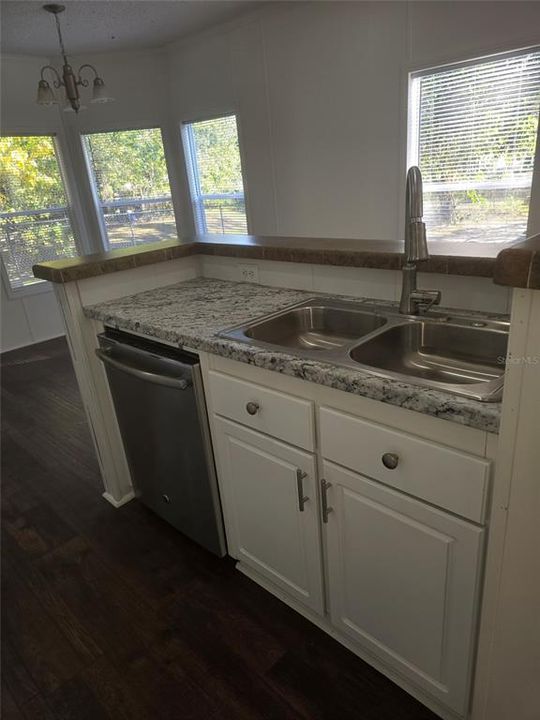 На продажу: $169,900 (3 спален, 2 ванн, 1293 Квадратных фут)