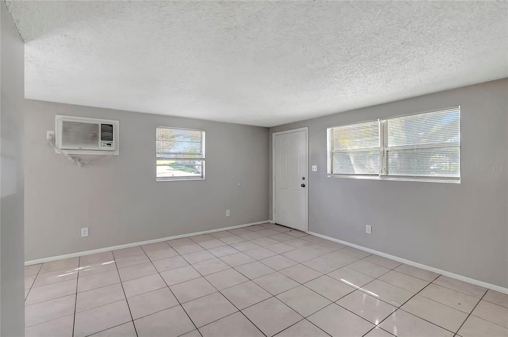 待售: $325,000 (4 贝兹, 0 浴室, 1296 平方英尺)