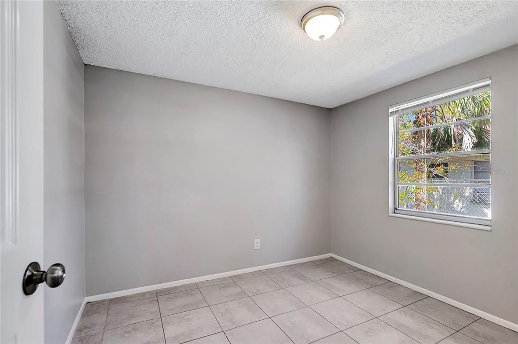 待售: $325,000 (4 贝兹, 0 浴室, 1296 平方英尺)