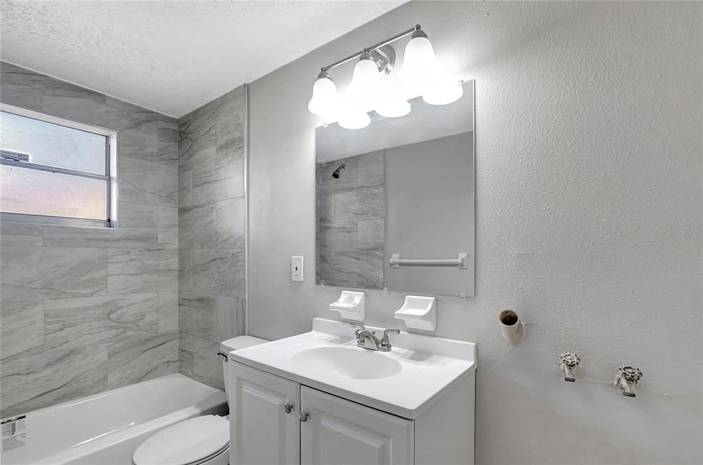 待售: $325,000 (4 贝兹, 0 浴室, 1296 平方英尺)