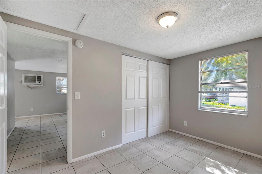 待售: $325,000 (4 贝兹, 0 浴室, 1296 平方英尺)