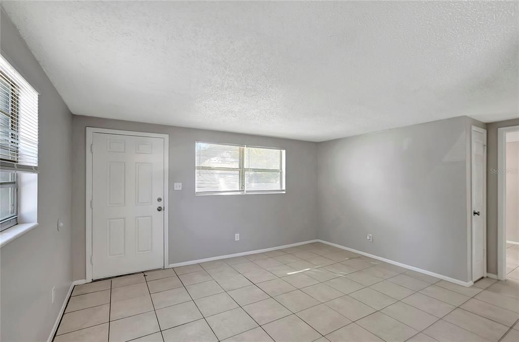 待售: $325,000 (4 贝兹, 0 浴室, 1296 平方英尺)