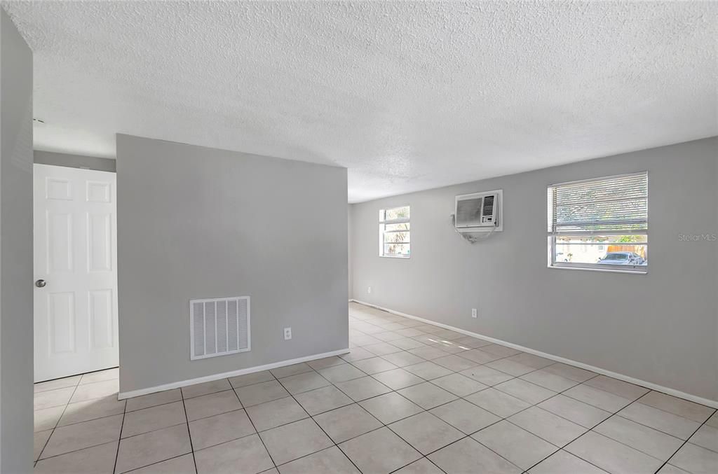 待售: $325,000 (4 贝兹, 0 浴室, 1296 平方英尺)