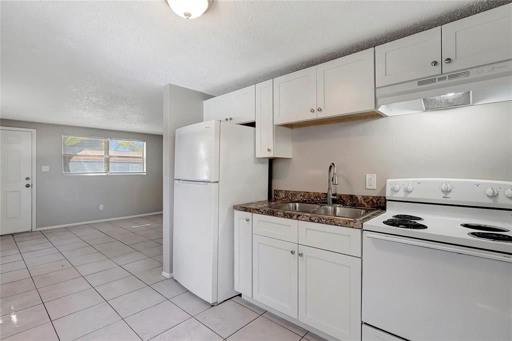 待售: $325,000 (4 贝兹, 0 浴室, 1296 平方英尺)