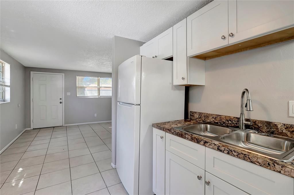 待售: $325,000 (4 贝兹, 0 浴室, 1296 平方英尺)