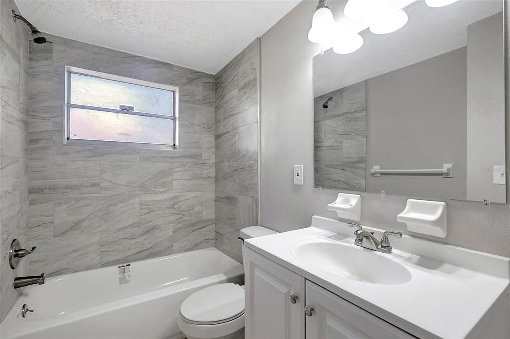 待售: $325,000 (4 贝兹, 0 浴室, 1296 平方英尺)