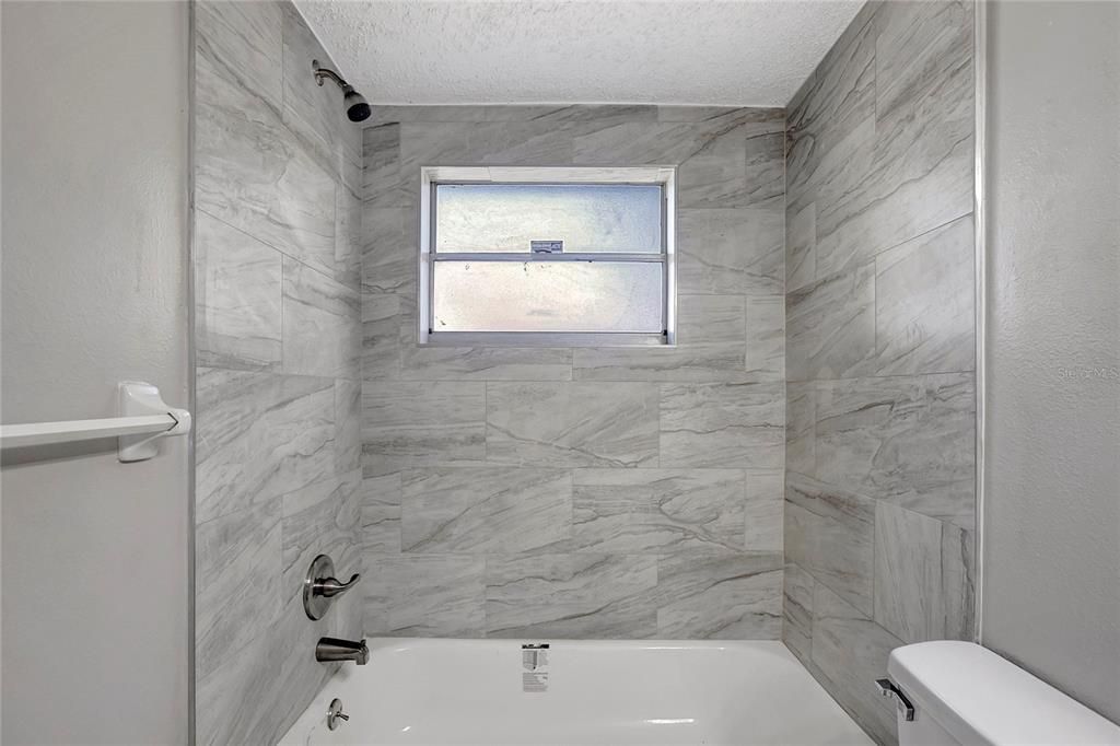 待售: $325,000 (4 贝兹, 0 浴室, 1296 平方英尺)