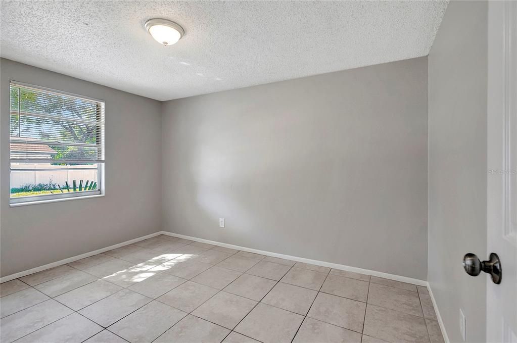 待售: $325,000 (4 贝兹, 0 浴室, 1296 平方英尺)