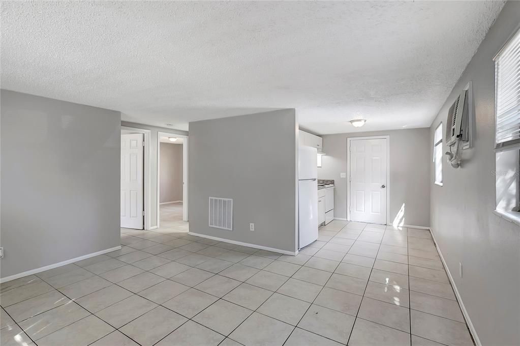 待售: $325,000 (4 贝兹, 0 浴室, 1296 平方英尺)