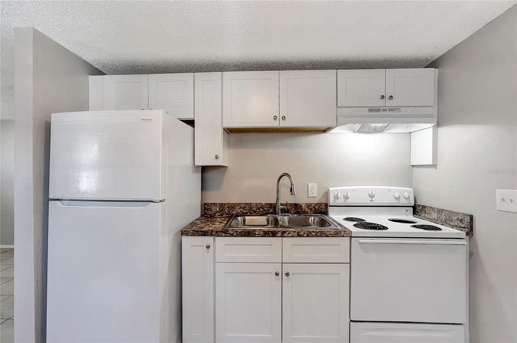 待售: $325,000 (4 贝兹, 0 浴室, 1296 平方英尺)