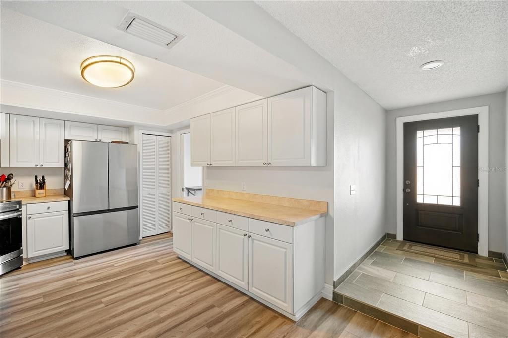 Active With Contract: $400,000 (3 beds, 2 baths, 1770 Square Feet)