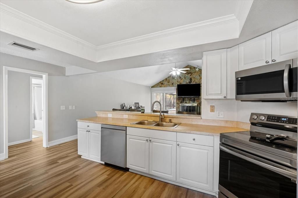 Active With Contract: $400,000 (3 beds, 2 baths, 1770 Square Feet)