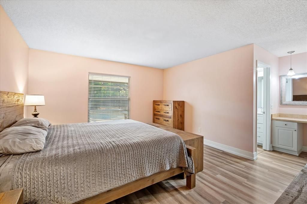 Active With Contract: $400,000 (3 beds, 2 baths, 1770 Square Feet)