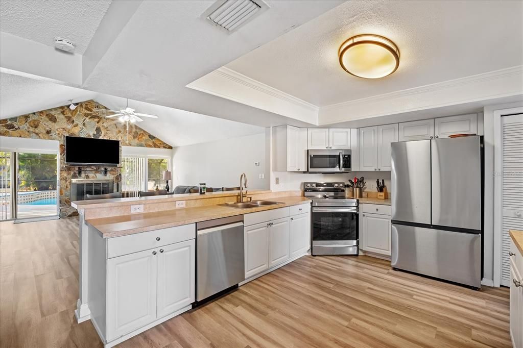 Active With Contract: $400,000 (3 beds, 2 baths, 1770 Square Feet)