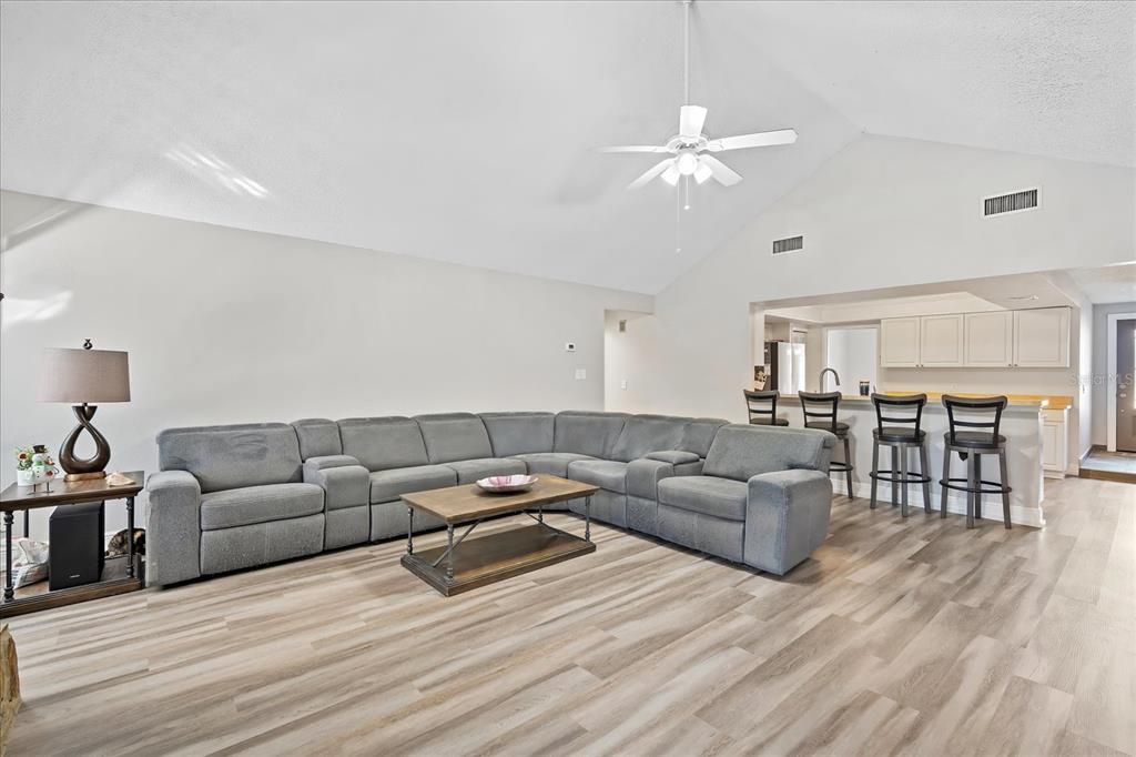 Active With Contract: $400,000 (3 beds, 2 baths, 1770 Square Feet)