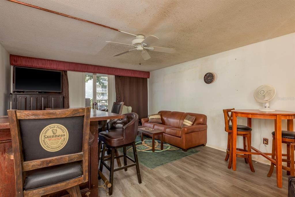 На продажу: $100,000 (1 спален, 1 ванн, 1048 Квадратных фут)