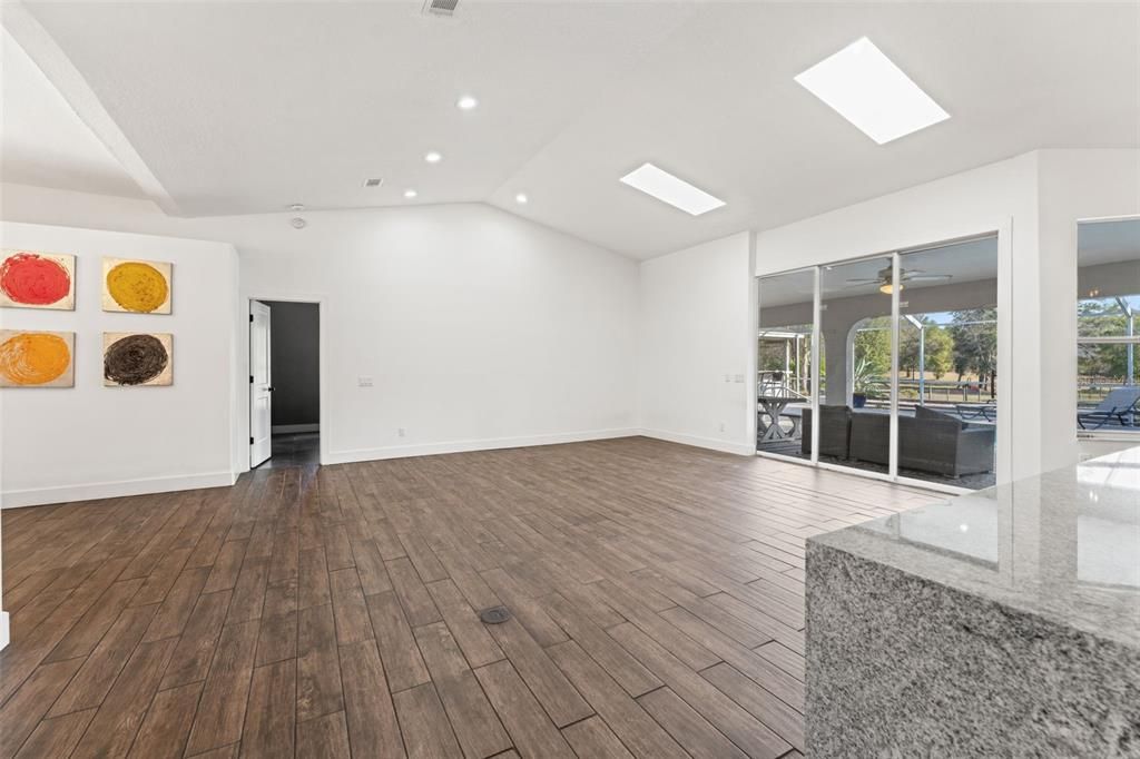 En Venta: $699,000 (3 camas, 2 baños, 1949 Pies cuadrados)