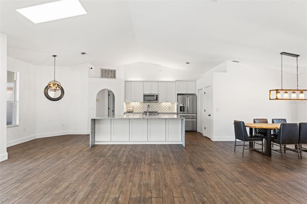 En Venta: $699,000 (3 camas, 2 baños, 1949 Pies cuadrados)