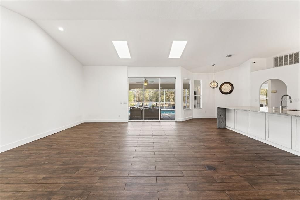 En Venta: $699,000 (3 camas, 2 baños, 1949 Pies cuadrados)