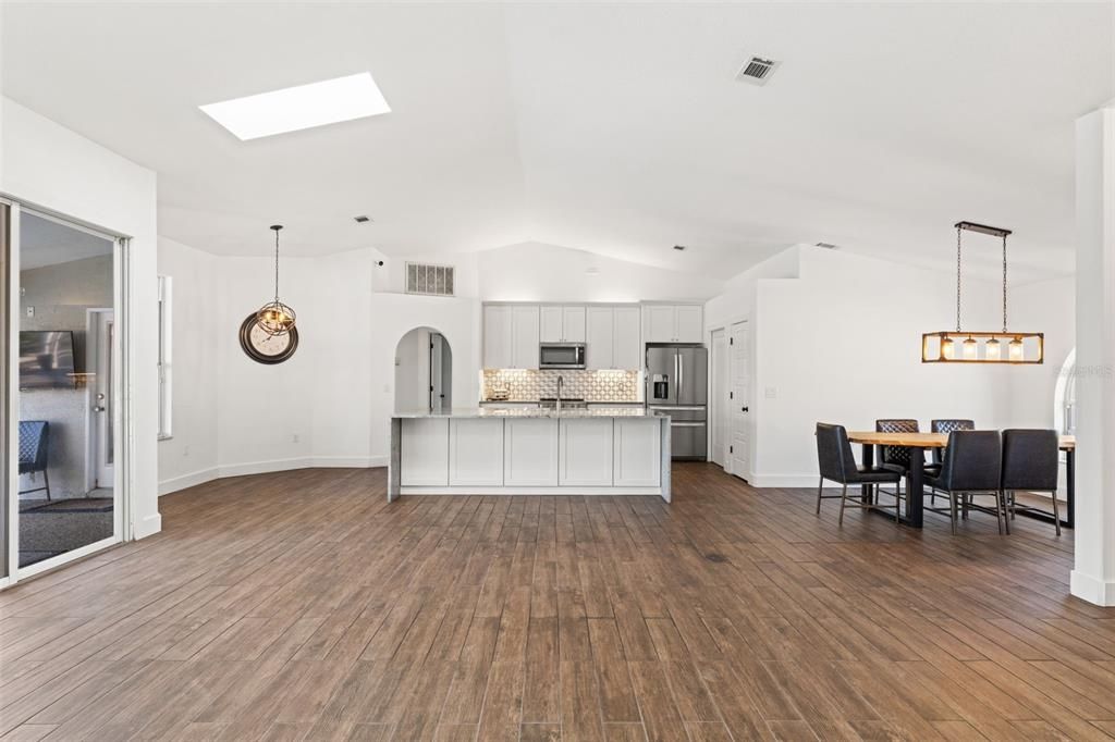 En Venta: $699,000 (3 camas, 2 baños, 1949 Pies cuadrados)