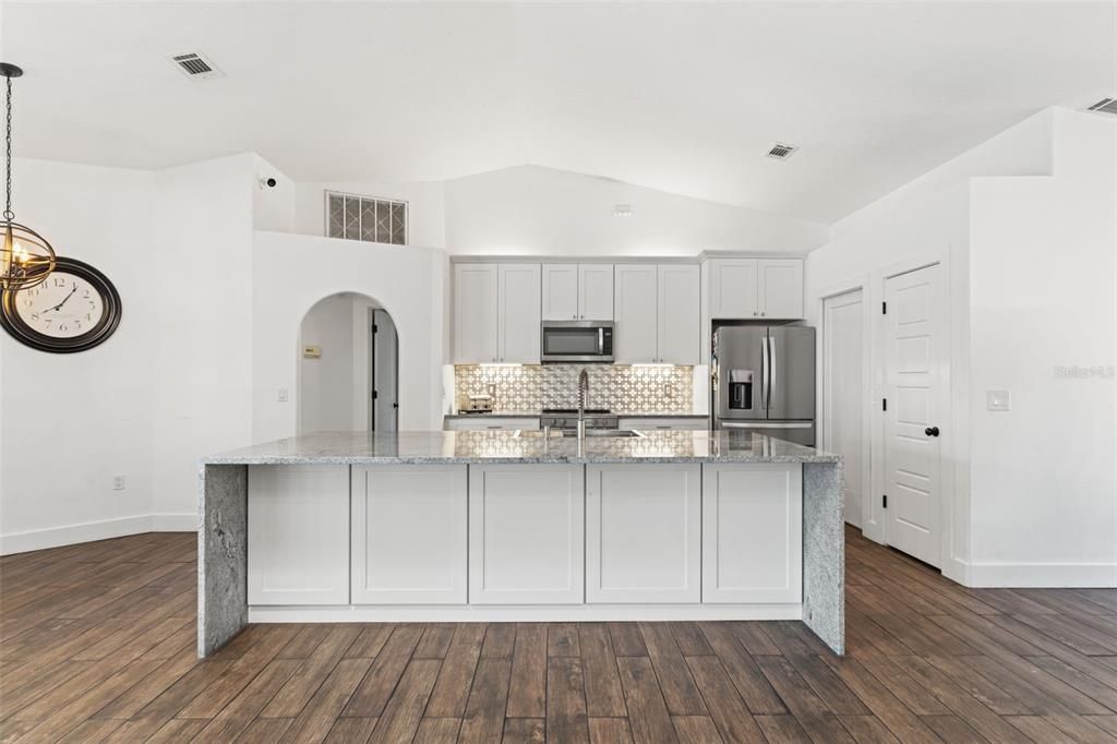 En Venta: $699,000 (3 camas, 2 baños, 1949 Pies cuadrados)