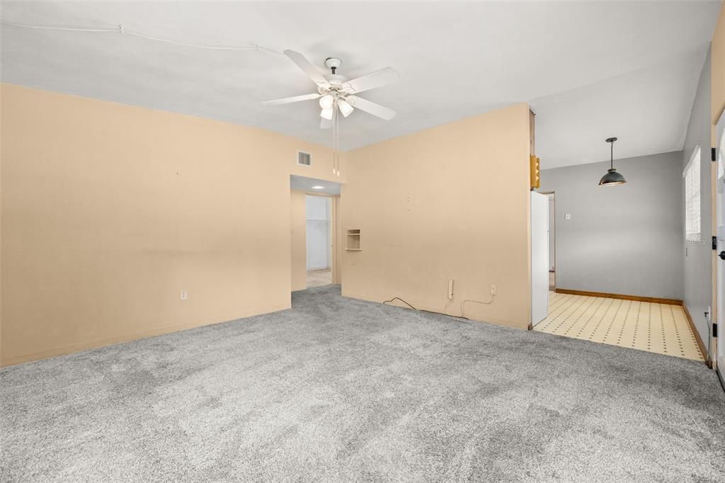 Activo con contrato: $240,000 (3 camas, 1 baños, 1224 Pies cuadrados)