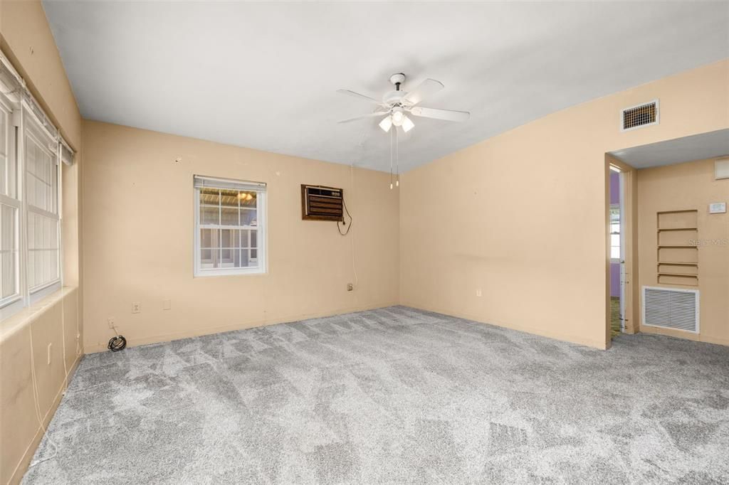 Activo con contrato: $240,000 (3 camas, 1 baños, 1224 Pies cuadrados)