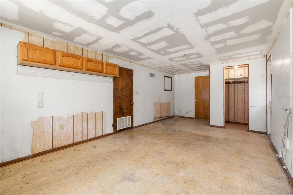 Activo con contrato: $240,000 (3 camas, 1 baños, 1224 Pies cuadrados)