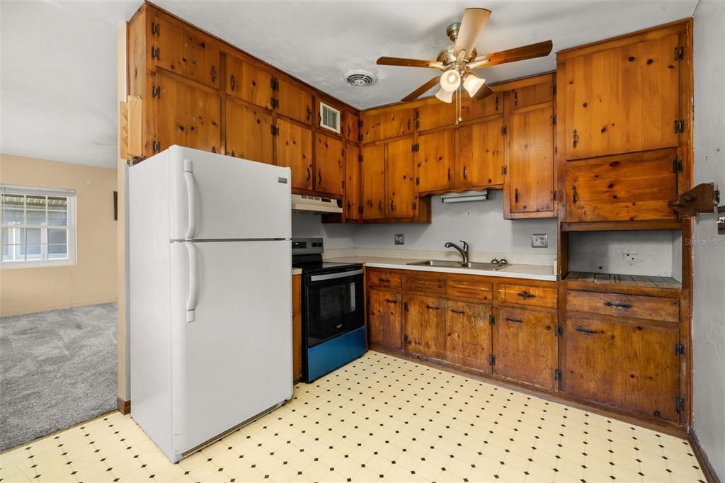 Activo con contrato: $240,000 (3 camas, 1 baños, 1224 Pies cuadrados)