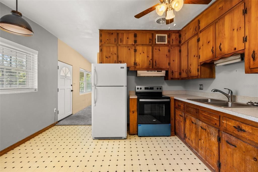 Activo con contrato: $240,000 (3 camas, 1 baños, 1224 Pies cuadrados)