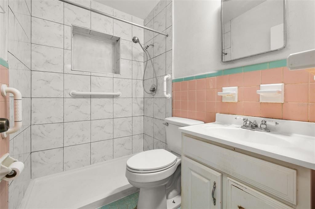 Activo con contrato: $240,000 (3 camas, 1 baños, 1224 Pies cuadrados)