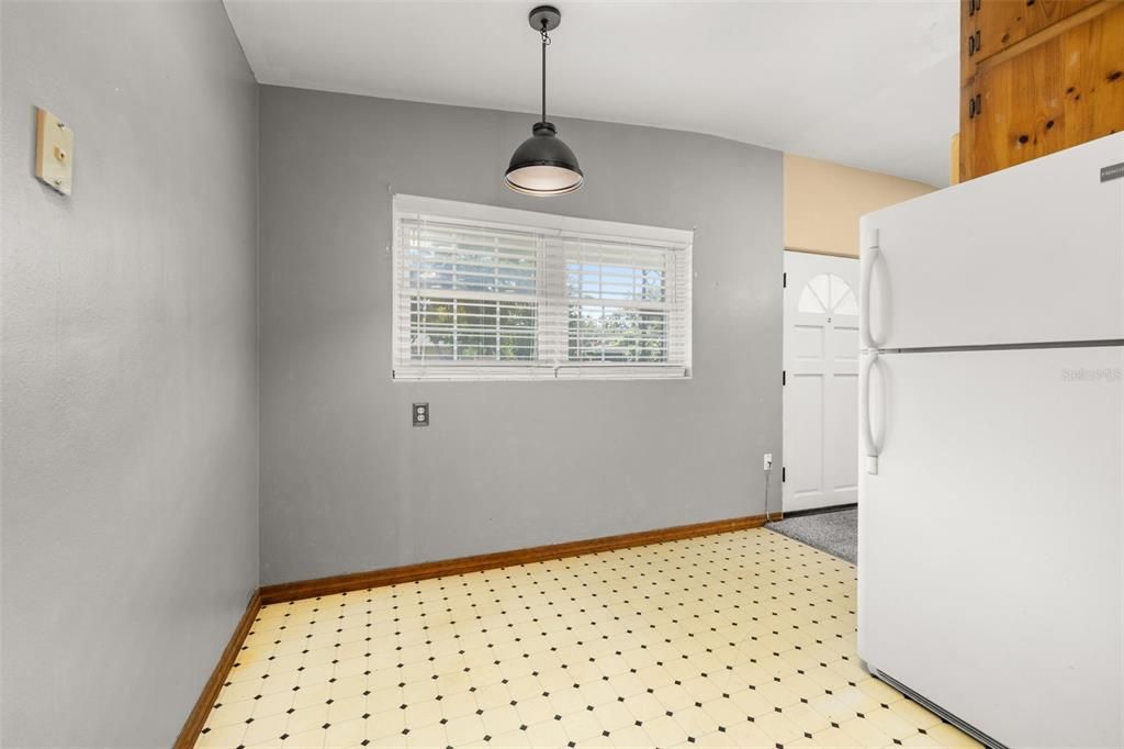 Activo con contrato: $240,000 (3 camas, 1 baños, 1224 Pies cuadrados)