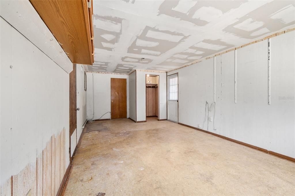 Activo con contrato: $240,000 (3 camas, 1 baños, 1224 Pies cuadrados)