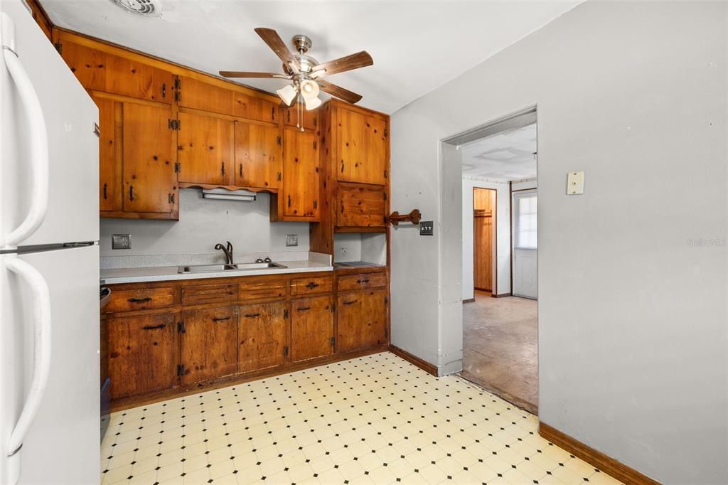 Activo con contrato: $240,000 (3 camas, 1 baños, 1224 Pies cuadrados)