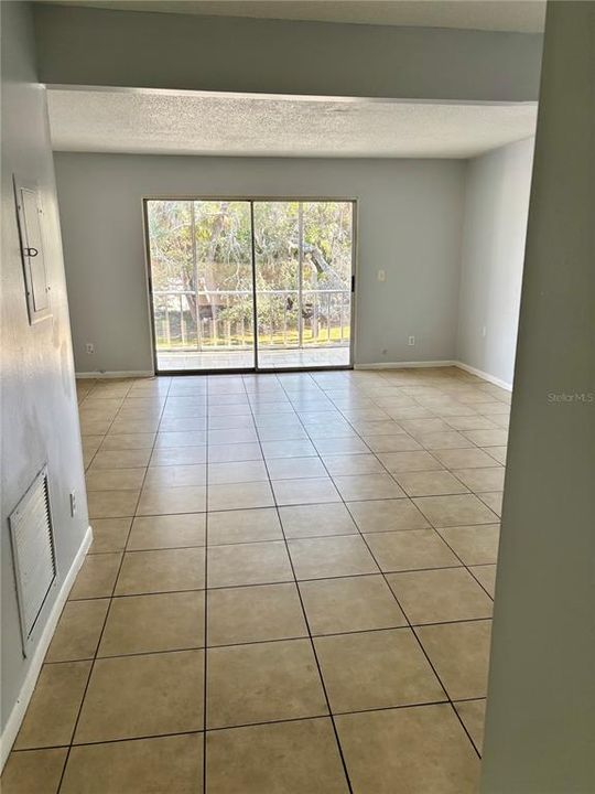 For Rent: $1,175 (2 beds, 1 baths, 870 Square Feet)