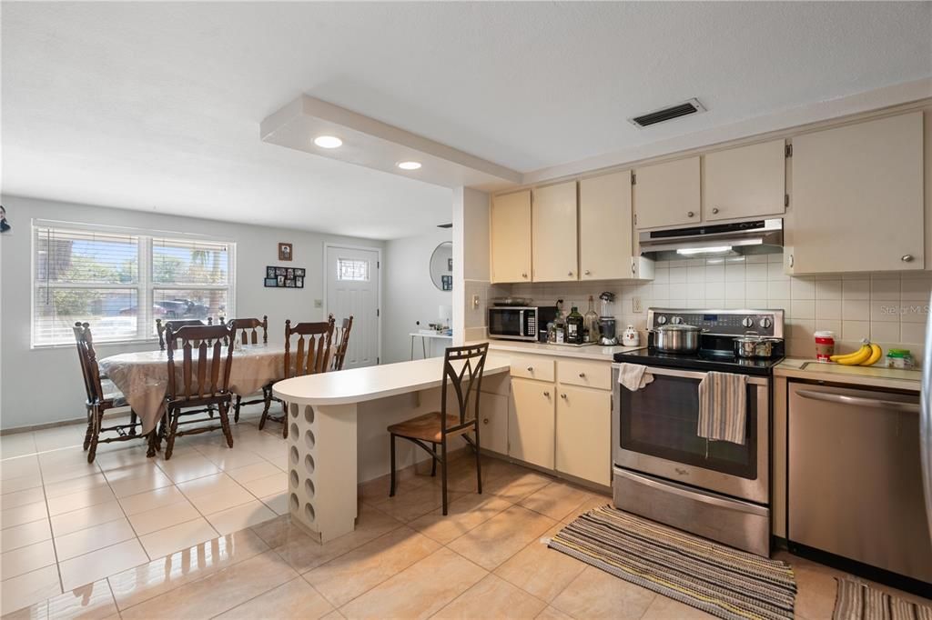 Active With Contract: $219,900 (2 beds, 2 baths, 1080 Square Feet)