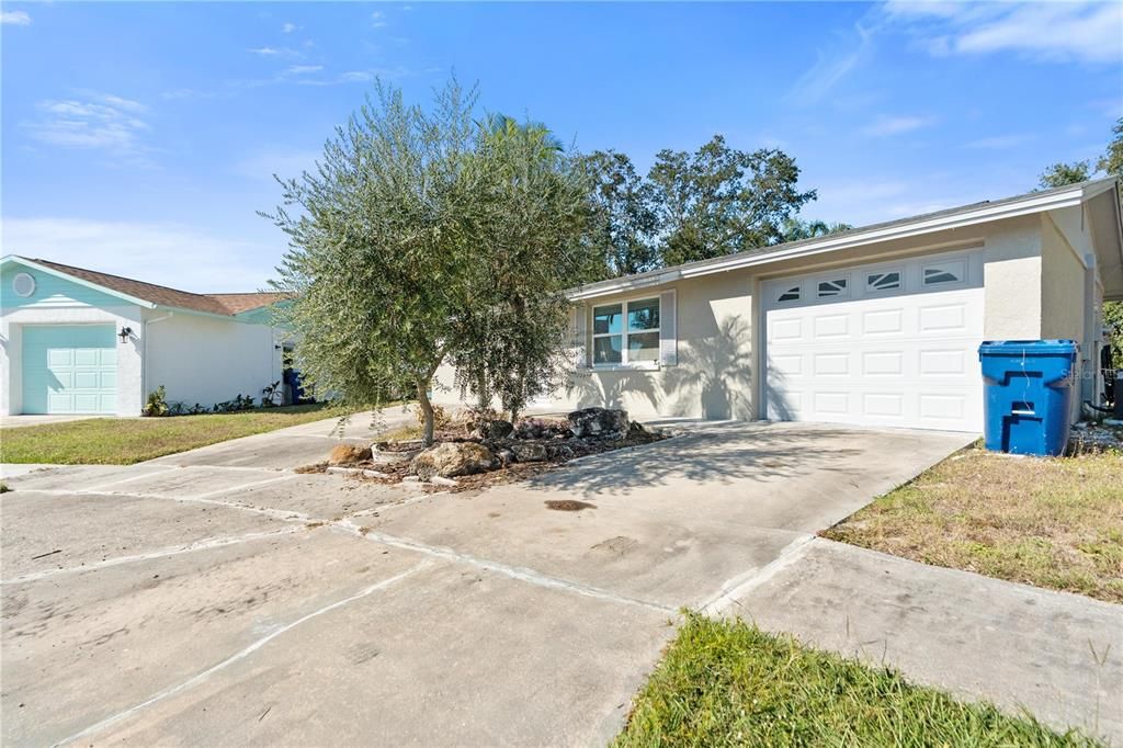 Active With Contract: $219,900 (2 beds, 2 baths, 1080 Square Feet)