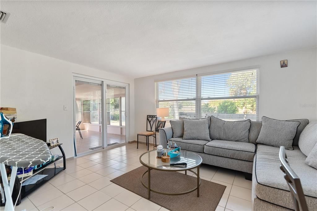Active With Contract: $219,900 (2 beds, 2 baths, 1080 Square Feet)