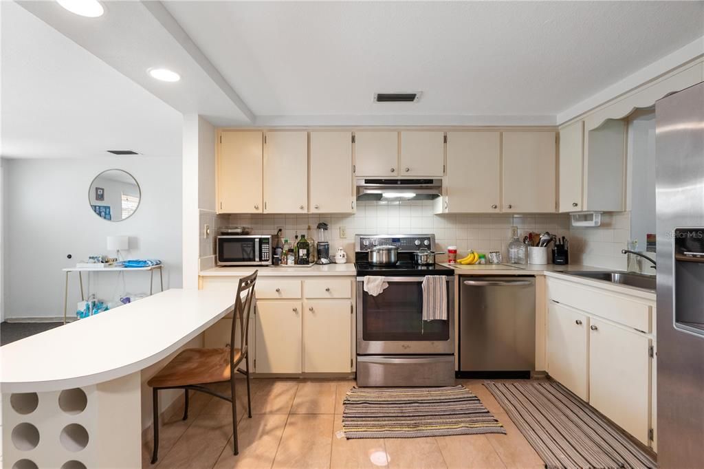 Active With Contract: $219,900 (2 beds, 2 baths, 1080 Square Feet)