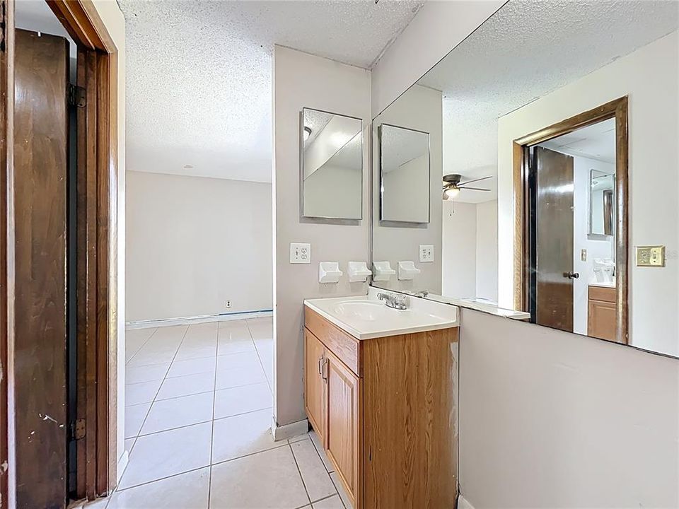 For Rent: $1,600 (2 beds, 2 baths, 1030 Square Feet)